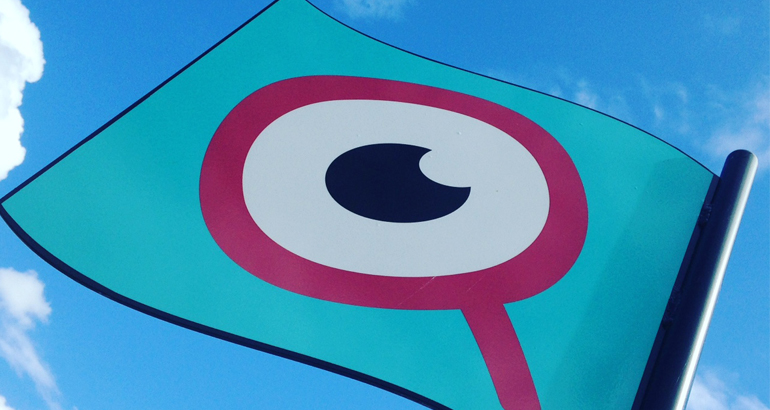 Upptechflagga mot blå himmel.