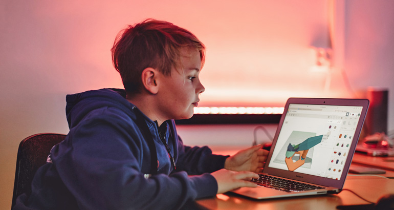 En pojke som programmerar.