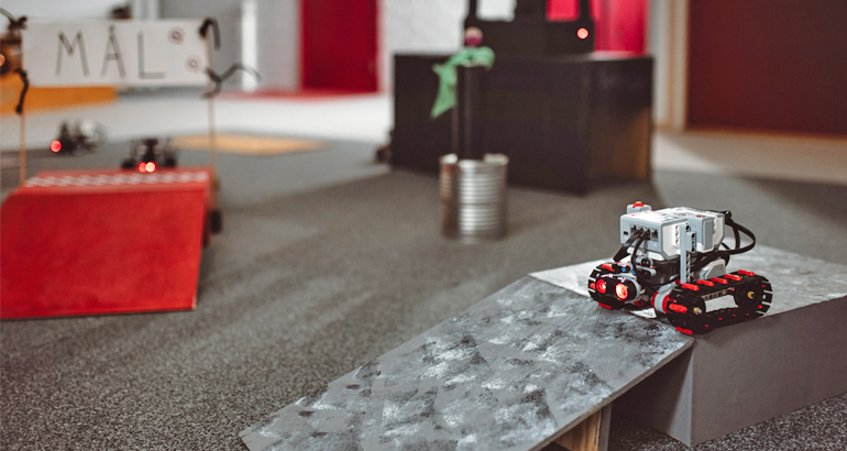 En Legorobot på en hinderbana.
